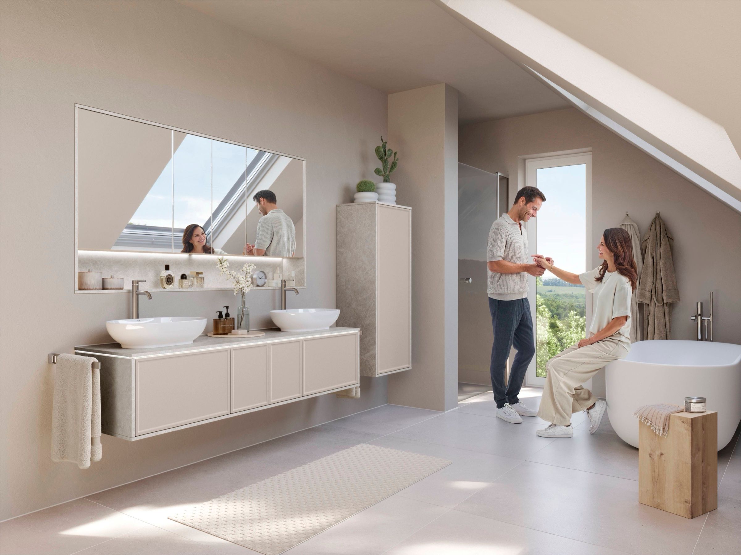 Helles Bad unter einer Dachschräge mit Doppelwaschtisch, breitem Spiegel und freistehender Badewanne