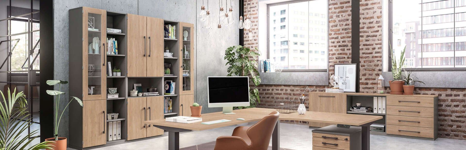 Chefbüro mit Regalwand und Vitrinen in Hickory, Schreibtisch und Besprechungsbereich vor Ziegelwand