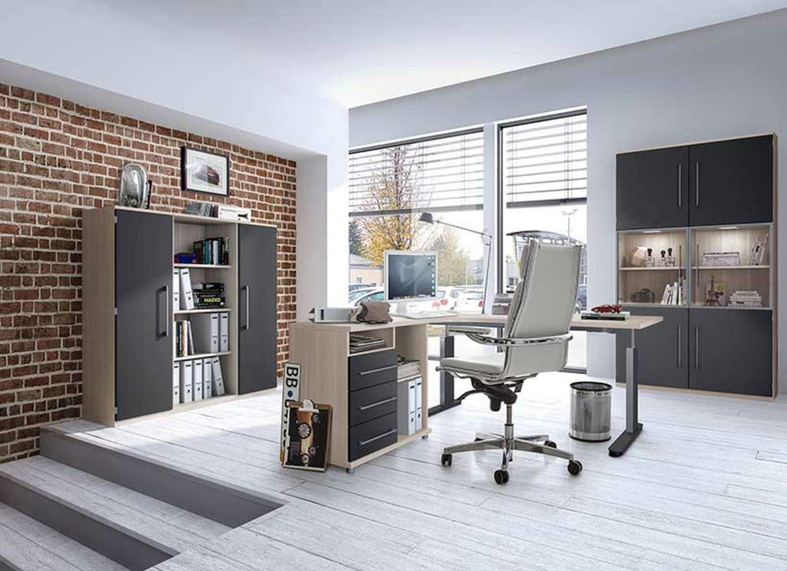 Büro mit Ziegelwand, höhenverstellbarem Schreibtisch, Bürostuhl und Schränken in Anthrazit und Eiche