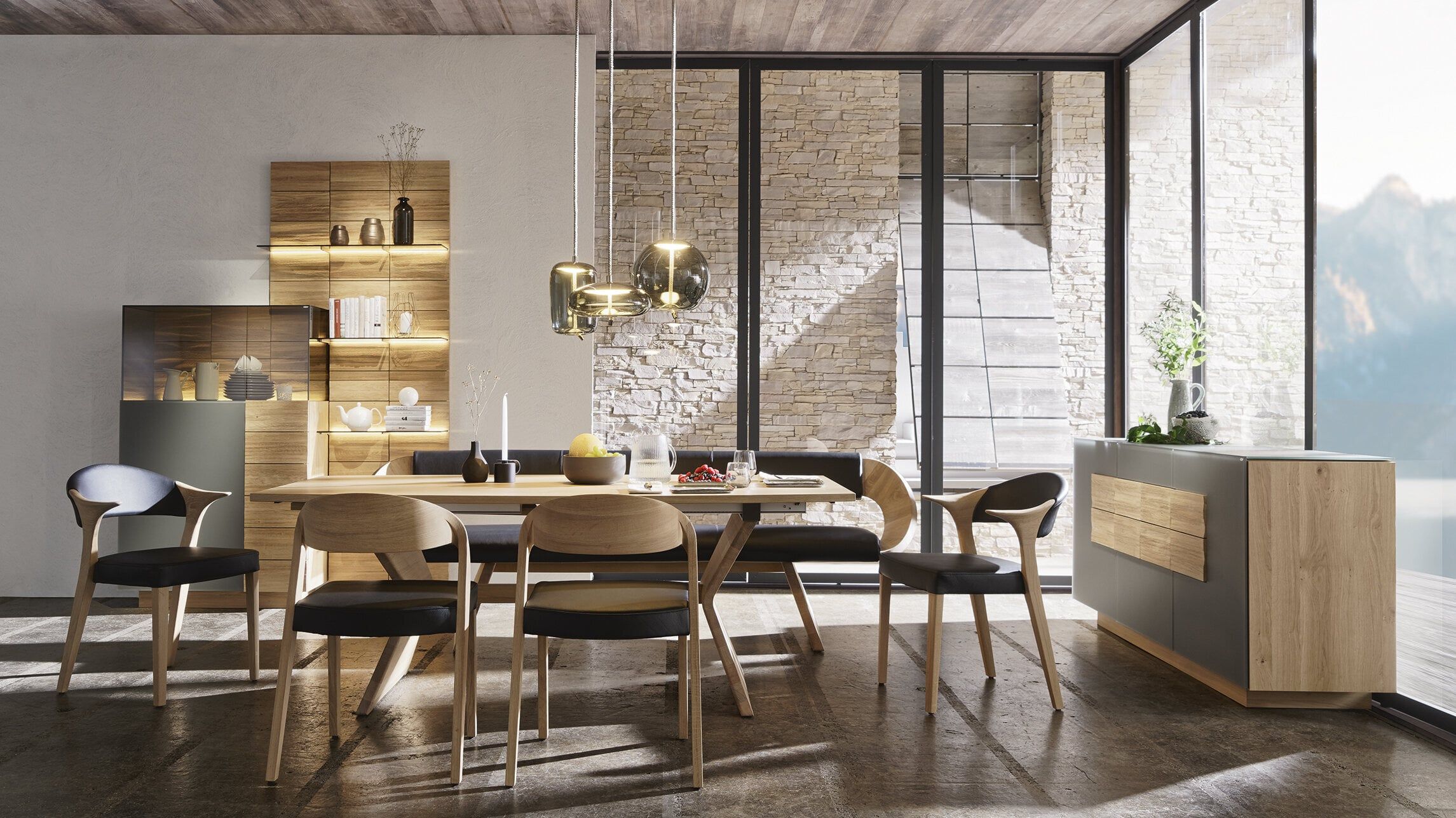 Esszimmer in Eiche mit Tisch, Stühlen, Sideboard und Vitrine