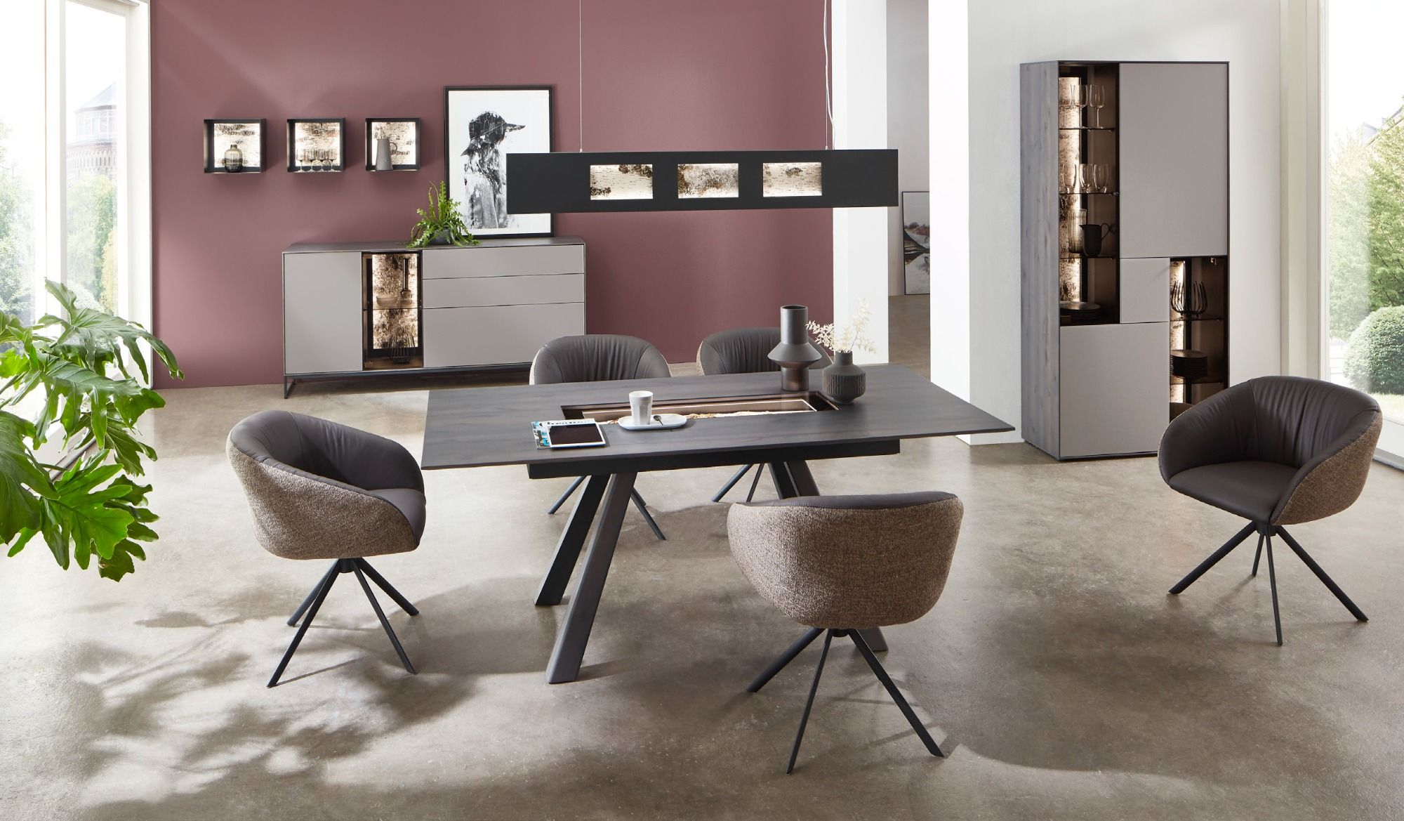Esszimmer mit ausziehbarem Tisch, gepolsterten Drehstühlen und Highboard