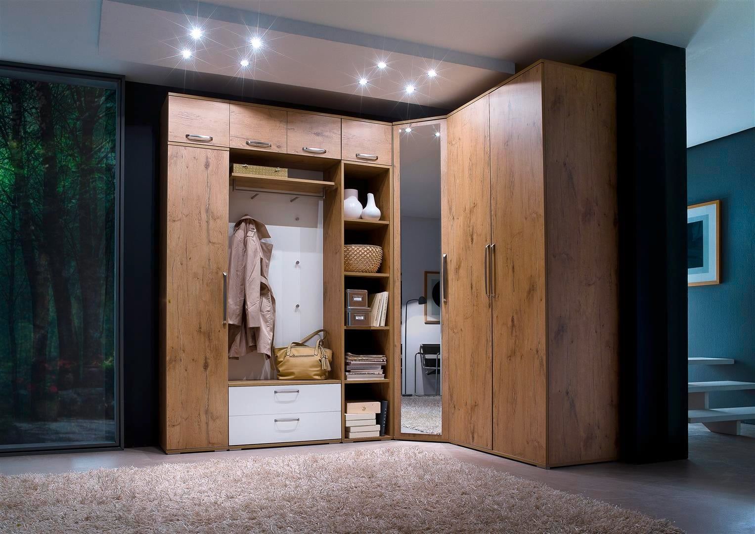 Garderobe in Eiche über Eck mit Hochschränken, offenen Fächern, Spiegel und Beleuchtung