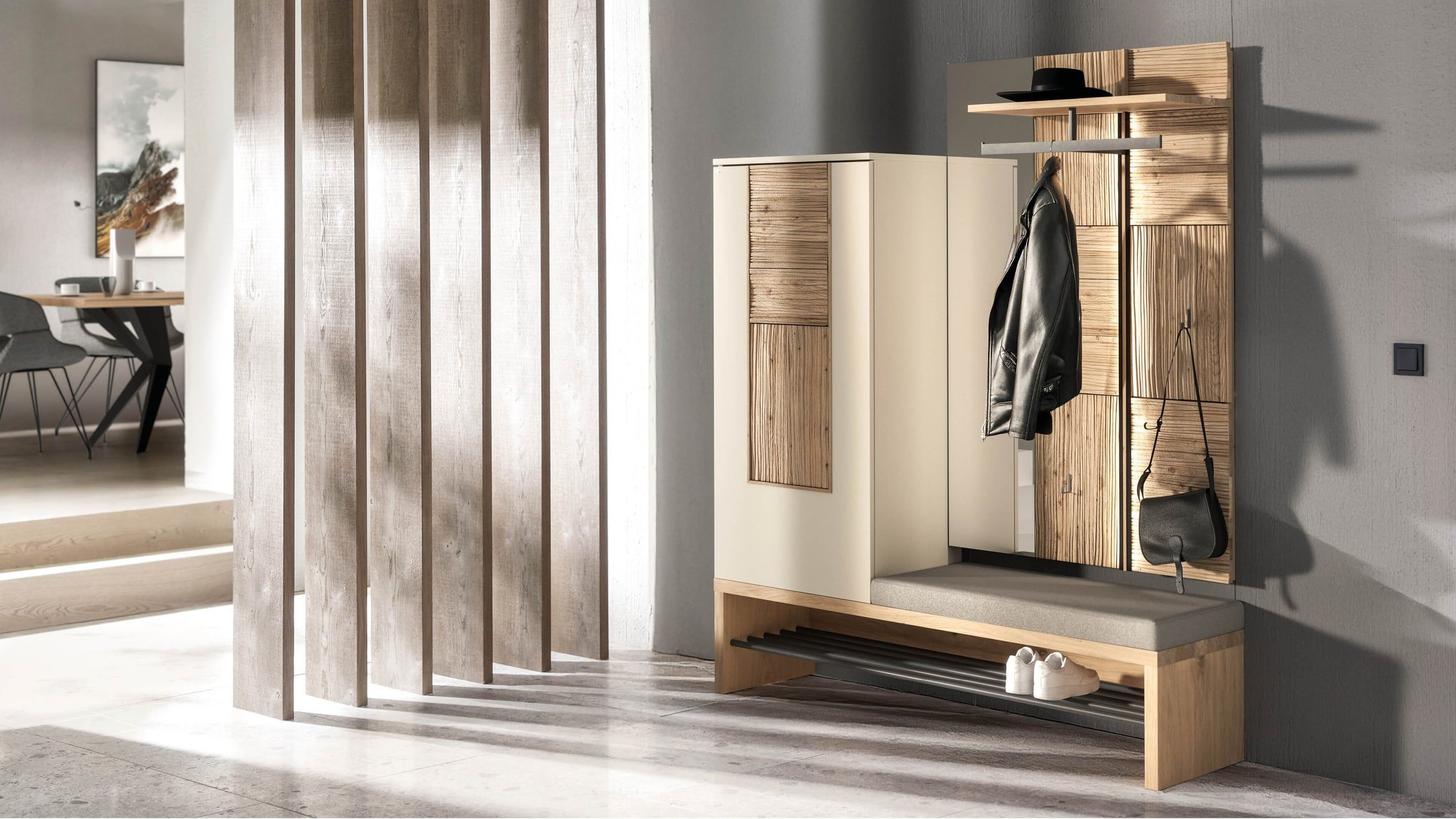 Heller Eingangsbereich mit Garderobe in Creme und Holz, Sitzbank mit Schuhablage und Holzlamellen als Raumteiler