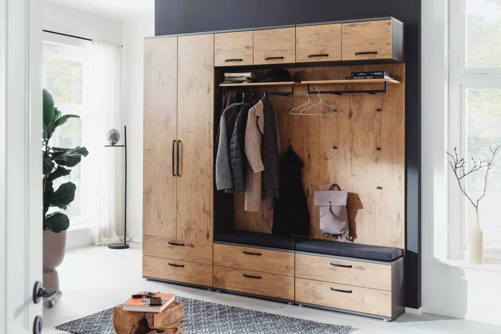 Garderobenschrank in Eiche mit Kleiderstange, Sitzbank und Schubladen im hellen Eingangsbereich