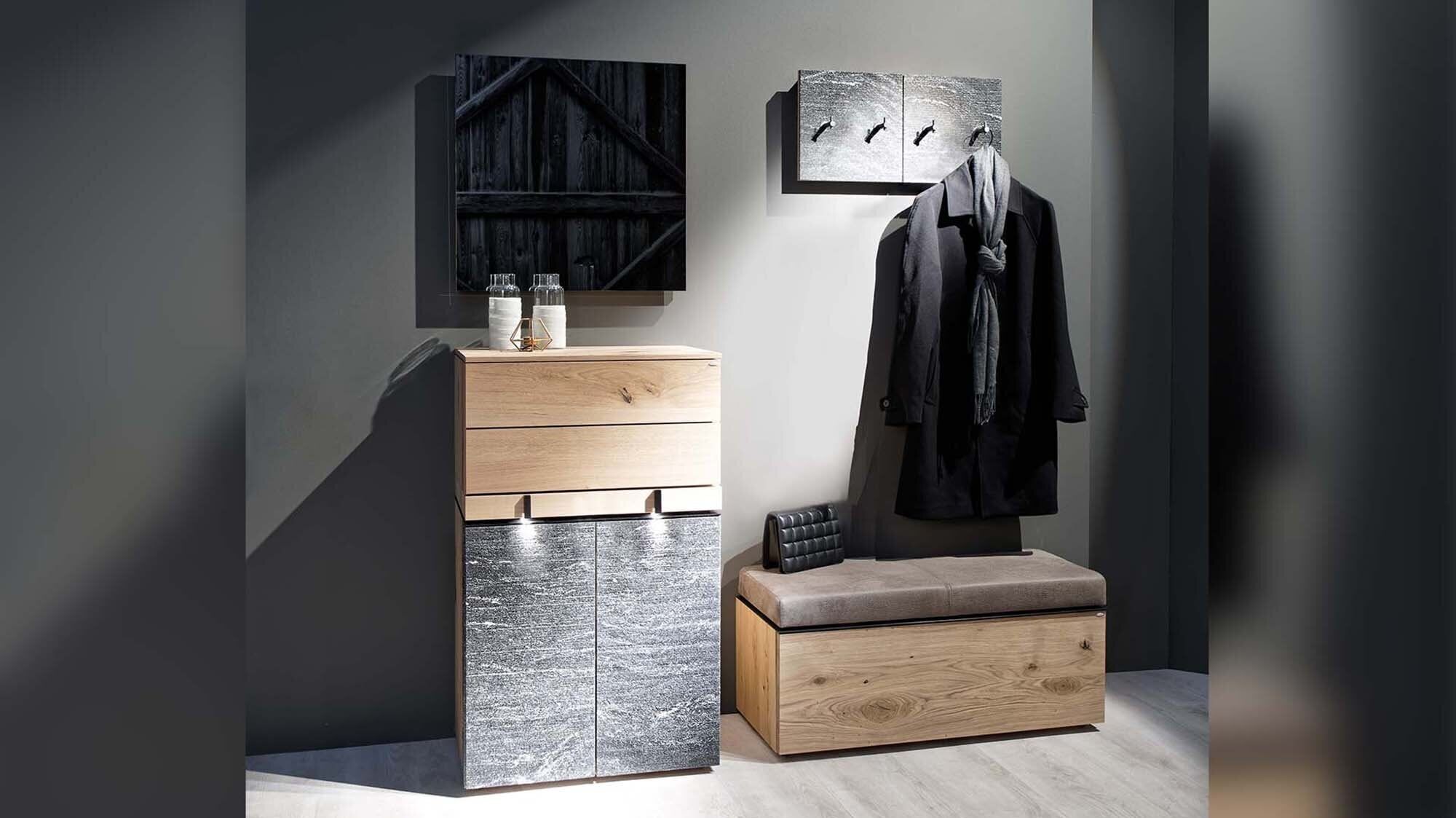 Garderobe mit Kommode, Sitzbank aus Holz und Wandpaneel mit Haken
