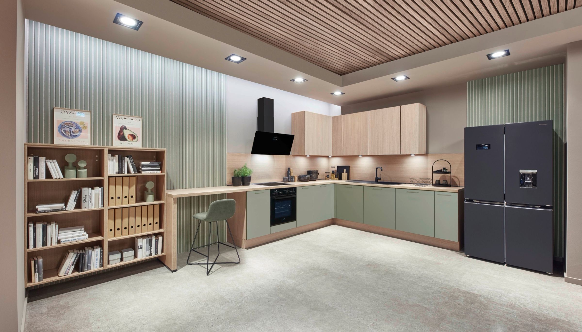 L-Küche in Salbeigrün und Holz mit offenem Regal und Arbeitsplatz