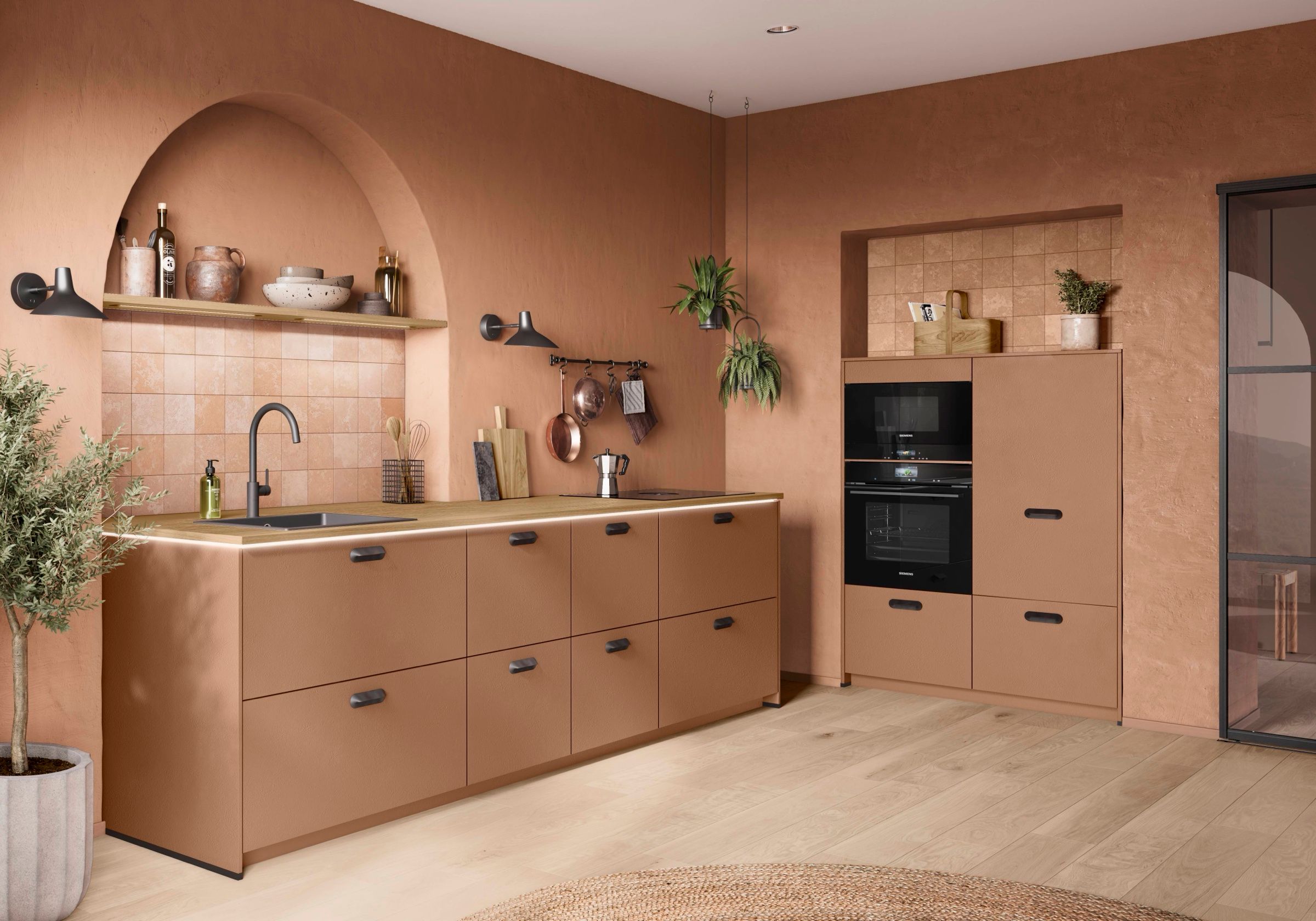 Küchenzeile in Terrakotta mit Hochschrank, Wandnische und offenen Regalen
