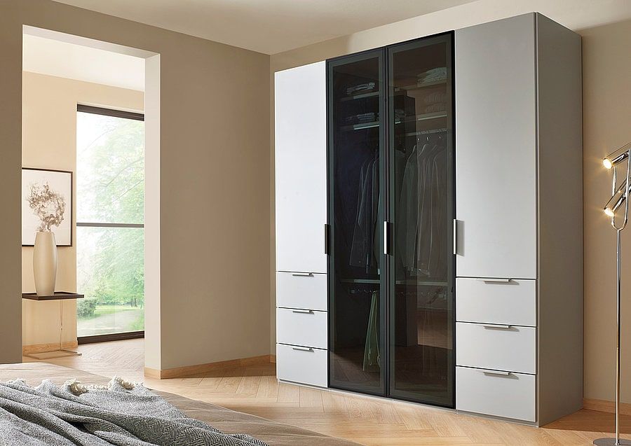 Kleiderschrank in Hellgrau mit Schubladen und zwei Glastüren in der Mitte