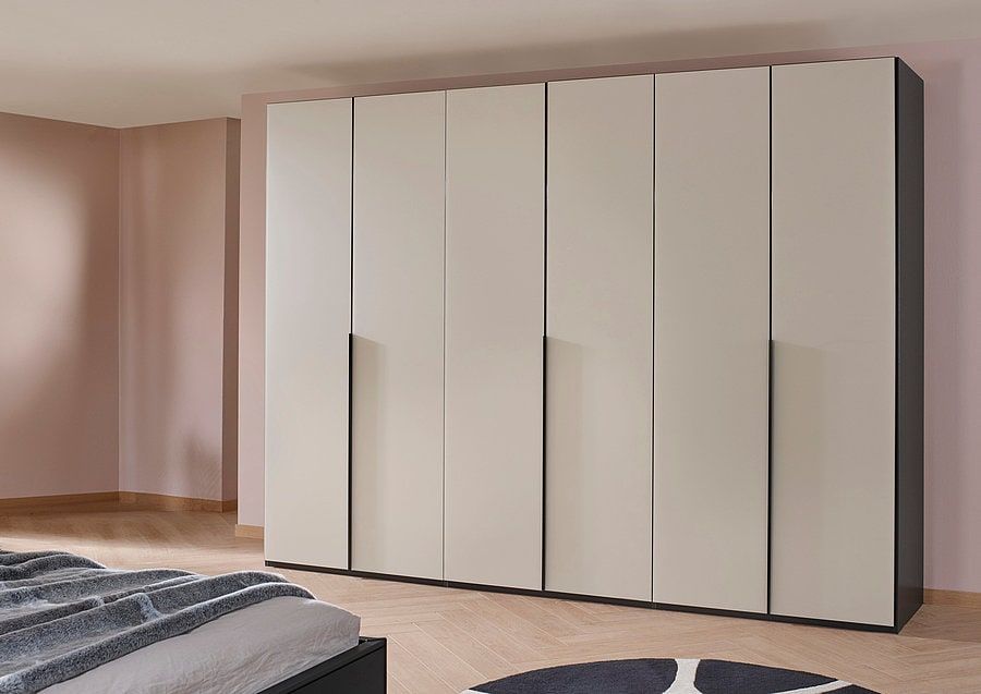 Breiter Kleiderschrank mit hellen Fronten und schmalen schwarzen Griffleisten