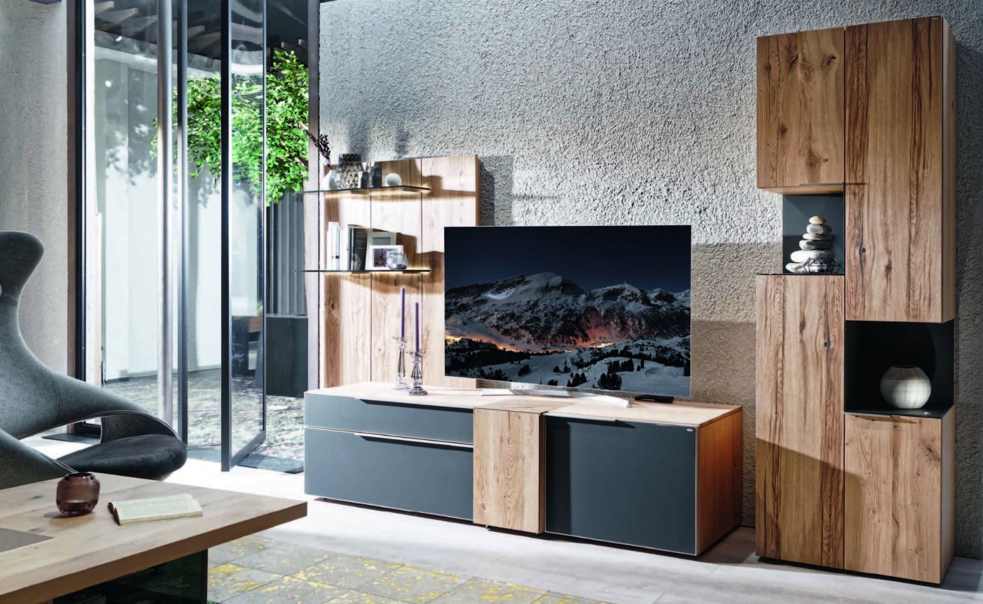 Wohnwand in Eiche und Anthrazit mit Highboard und beleuchteter Glasvitrine