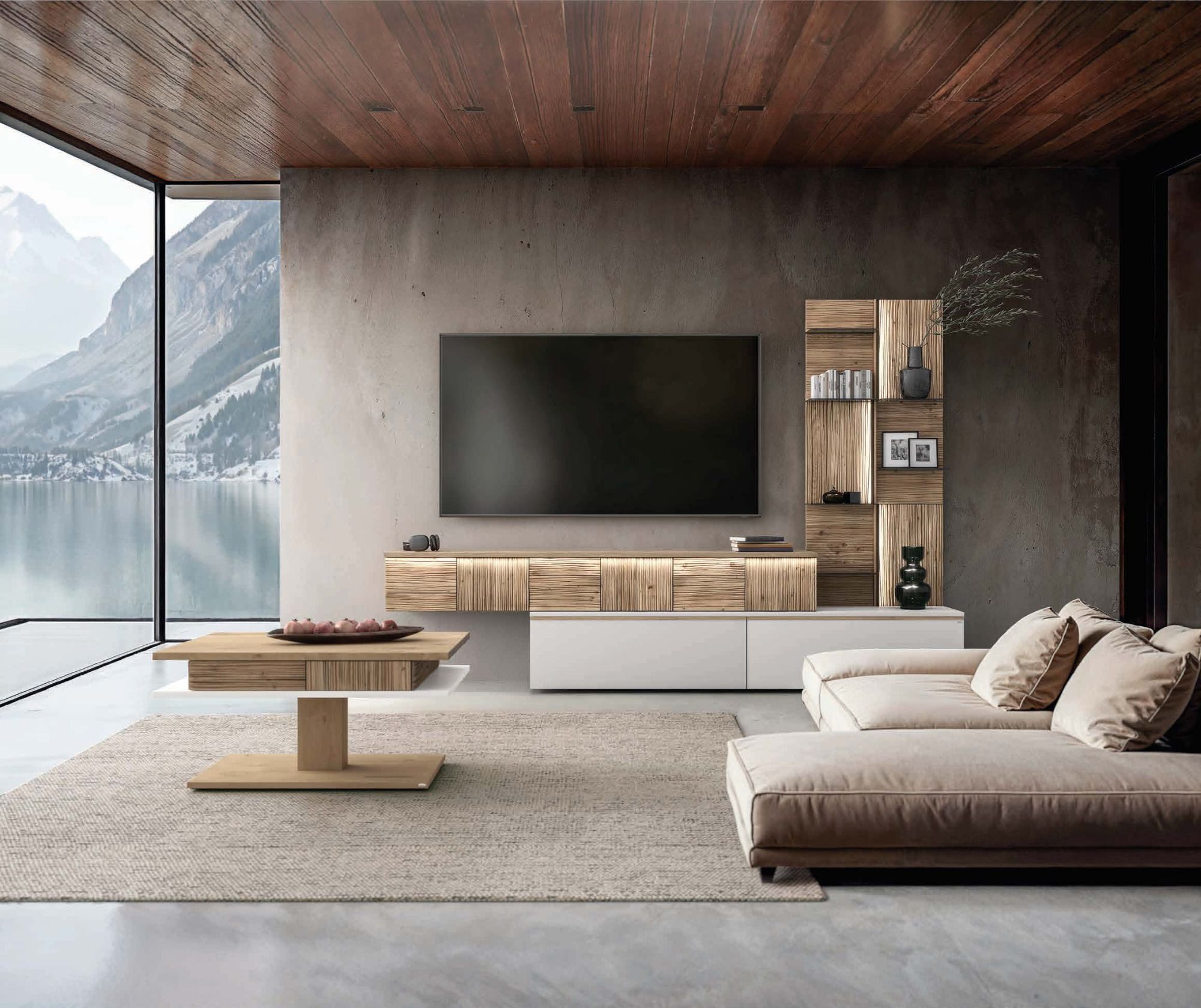 Helles Wohnzimmer mit Wohnwand in Eiche und Weiß, Sofa und großem Fenster mit Seeblick