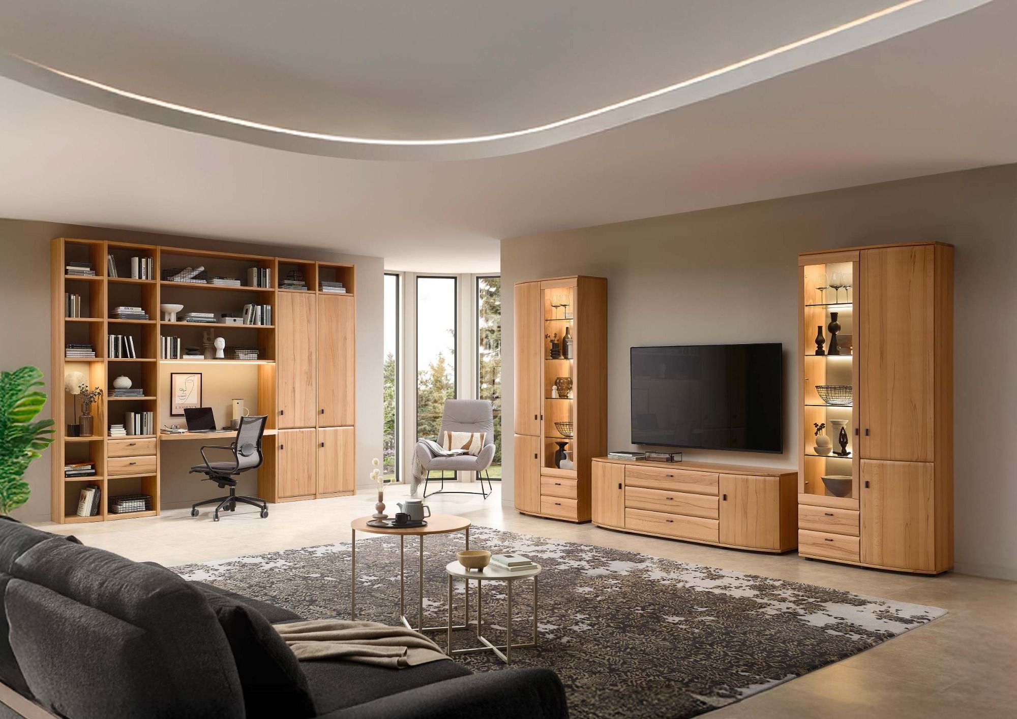 Helles Wohnzimmer mit Regalwand und Vitrinen in Eiche
