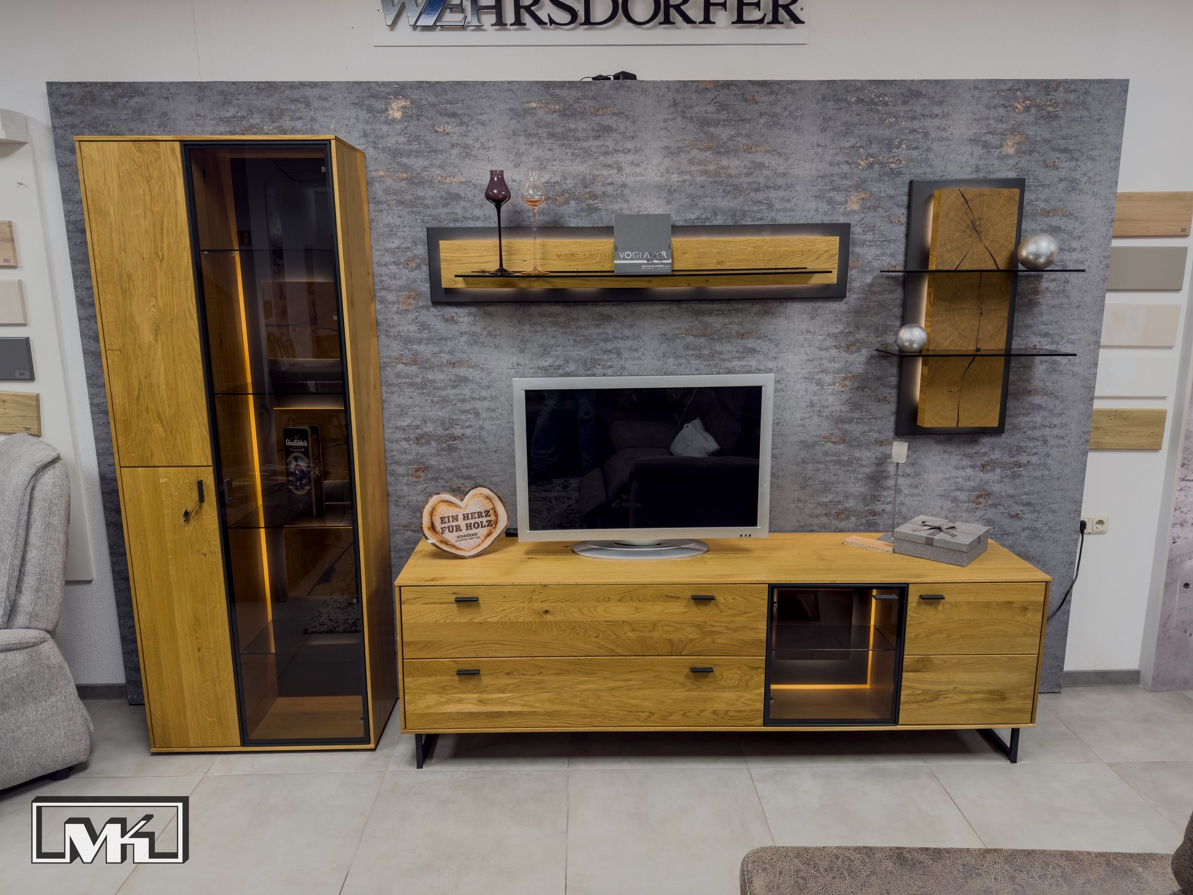 Wohnwand Assini mit beleuchteter Vitrine, Lowboard und Wandboards