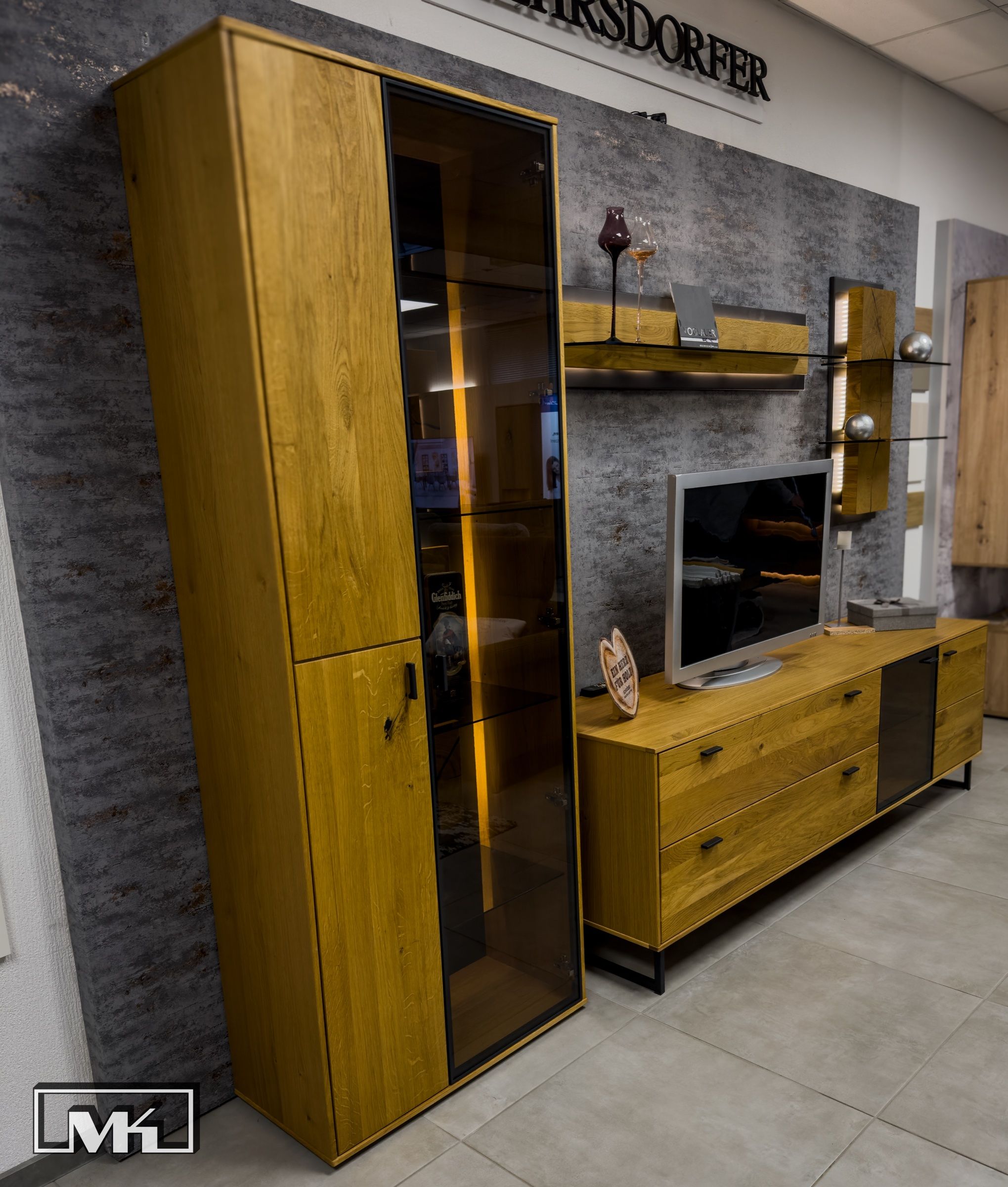 Vitrine der Wohnwand Assini in Wildeiche mit Glastür