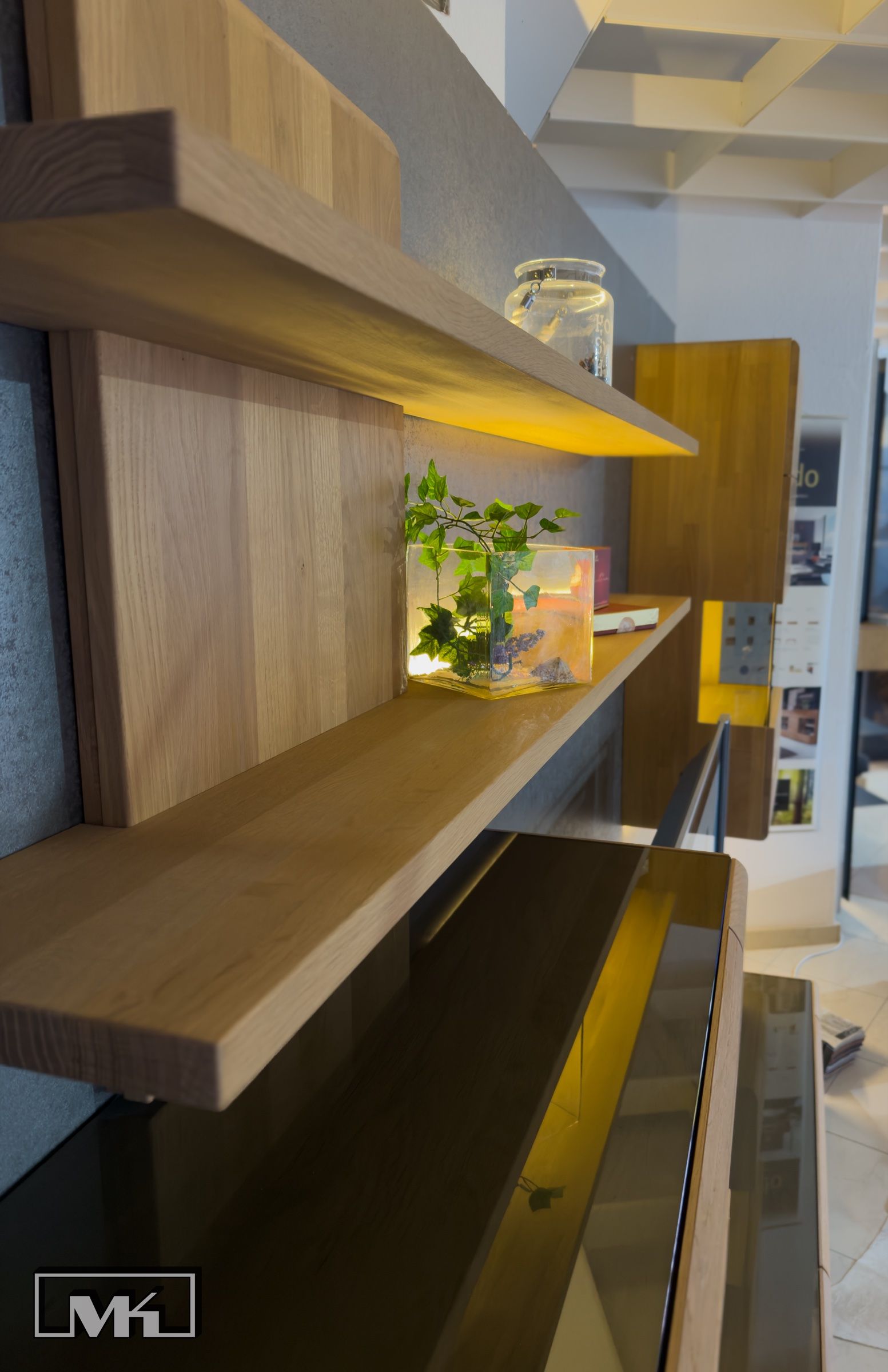 Wandboards der Wohnwand Delgado aus massiver Eiche Bianco