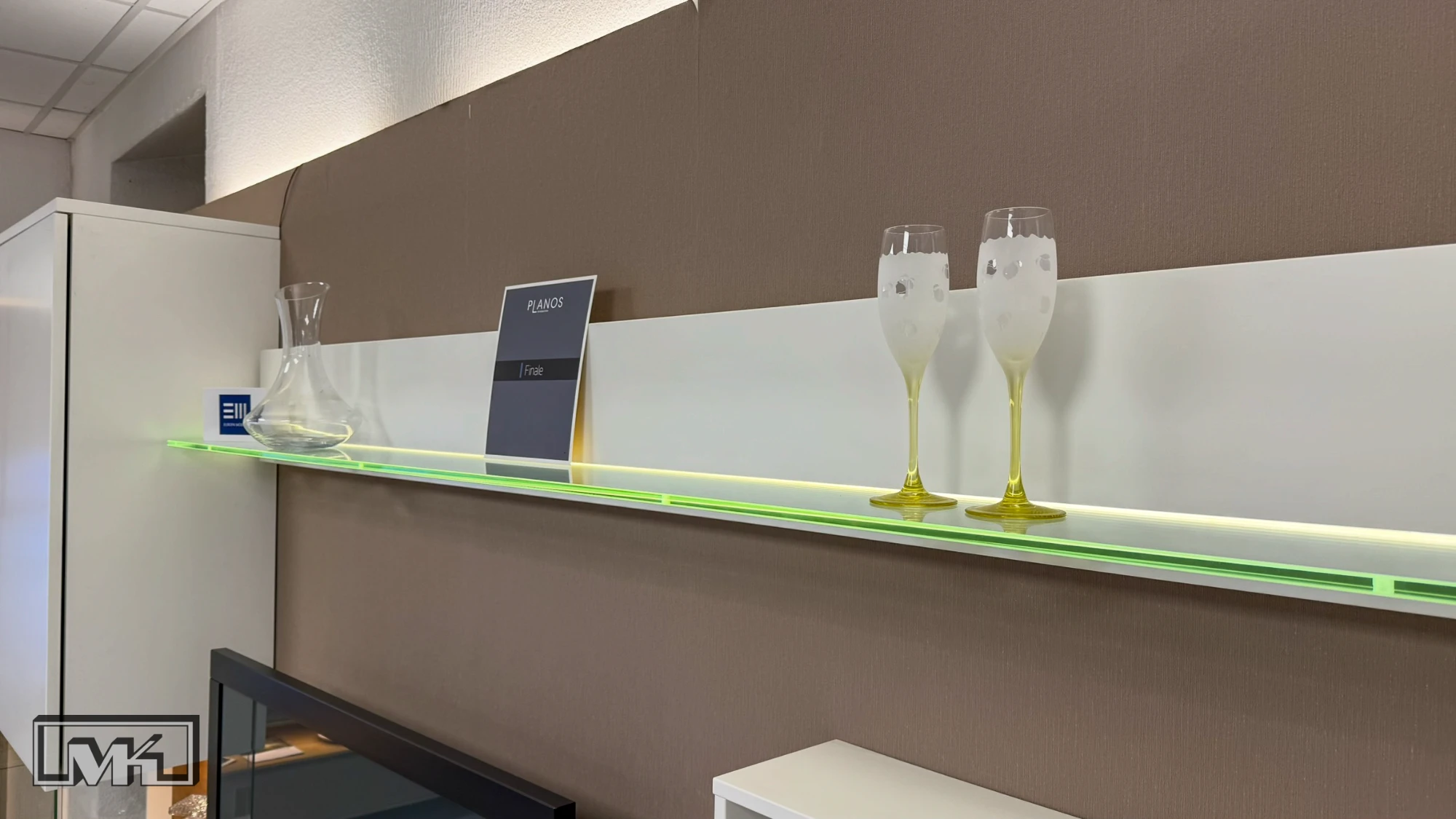 Wandboard der Wohnwand Finale mit beleuchtetem Glasboden