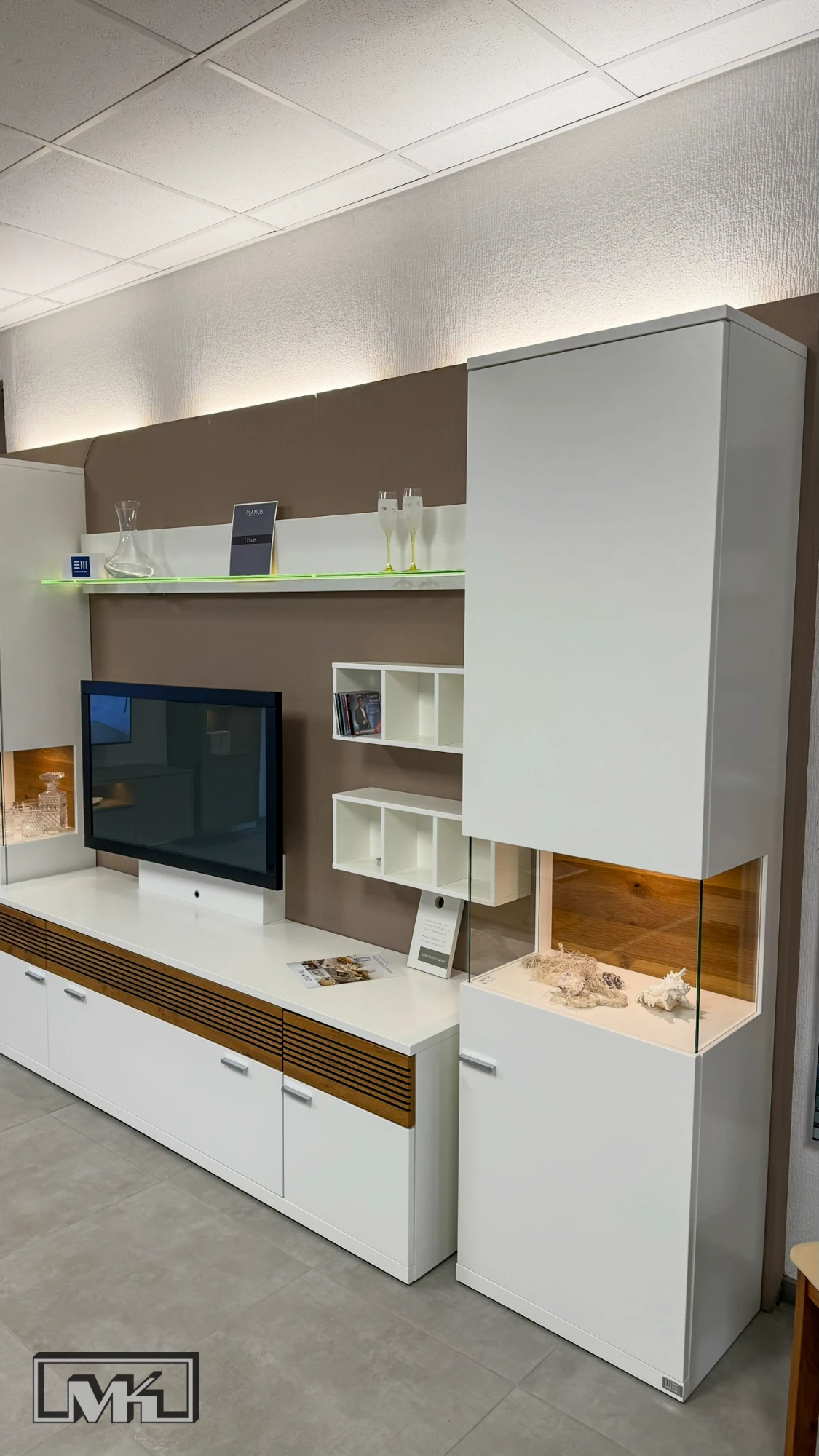 Rechte Vitrine und Lowboard der Wohnwand Finale mit Lamellenfront in Balkeneiche